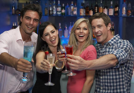 一群年轻的朋友在酒吧里喝酒