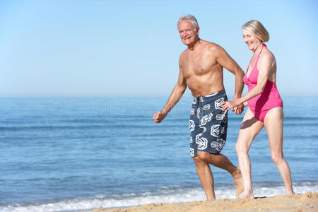 享受海滩度假的老年夫妇