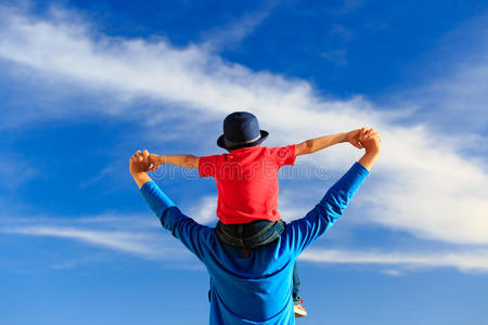 爸爸背儿子图片