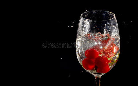 樱桃和草莓在一杯水中