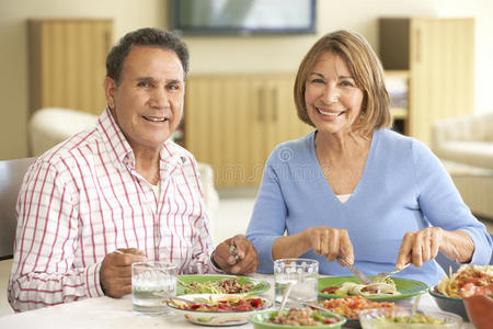 微笑 夏天 晚餐 说话 退休 西班牙裔 古老的 照相机 夫妇