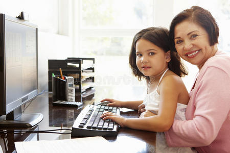 折叠 因特网 照顾 成人 在室内 计算机 女商人 帮助 孙子