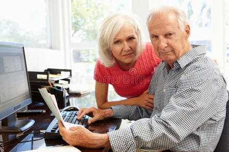 因特网 爸爸 资助 老年人 在室内 计算机 年代 女儿 年龄