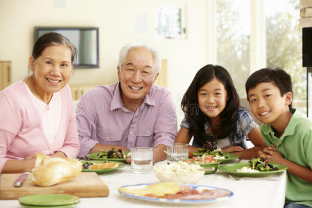 亚洲家庭在家分享晚餐