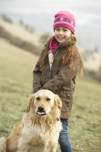 冬天和狗在乡下散步的女孩