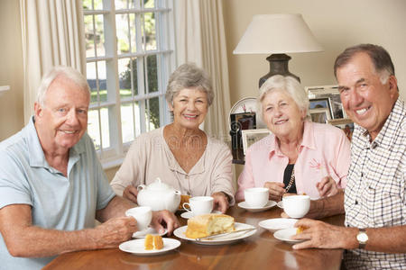 一群年长的夫妇在家一起享受下午茶