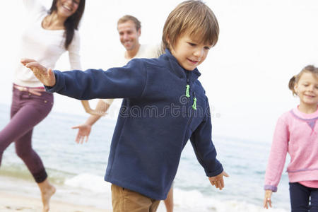 一家人一起在海滩上玩