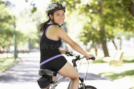 安全 女人 微笑 追求 娱乐 运动 健身 自行车 年代 二十岁