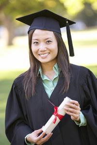 参加毕业典礼的女学生