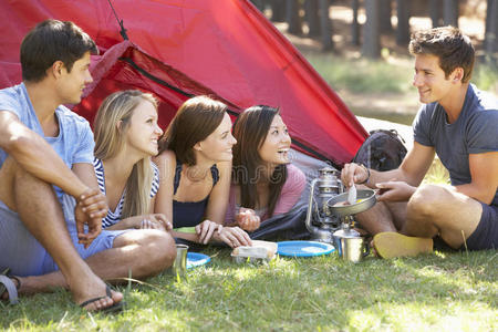 一群年轻人在野营假期做早餐