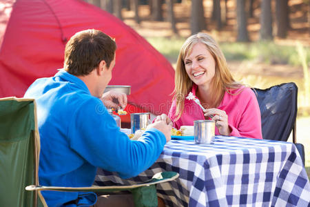 一对夫妇在野营假期享受晚餐