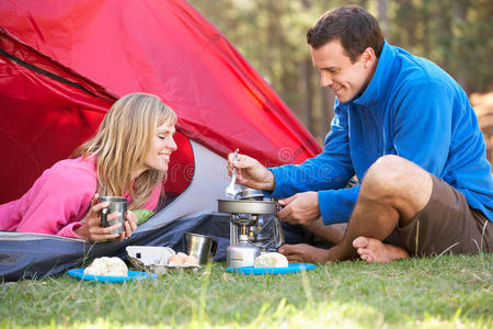 一对夫妇在野营假期做早餐