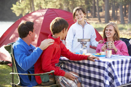 家庭在野营假期享受晚餐