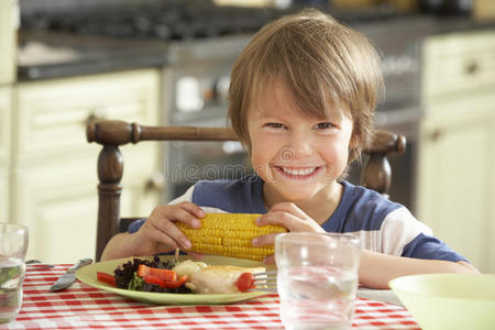 男孩 古老的 微笑 食物 沙拉 白种人 玉米 圆面包 照相机