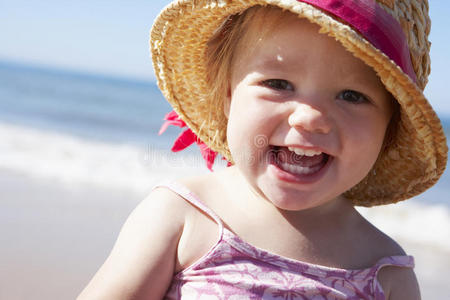 在阳光明媚的海滩上玩耍的小女孩