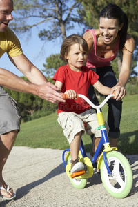 白种人 学习 微笑 服装 小孩 家庭 爸爸 男人 帮助 自行车