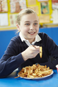 女学生吃不健康的学校午餐