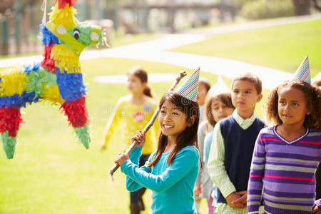 孩子们在生日聚会上打皮纳塔