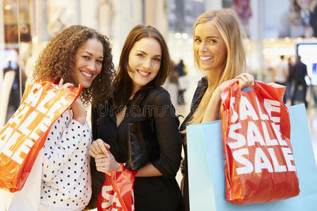 三位女性朋友一起在商场购物