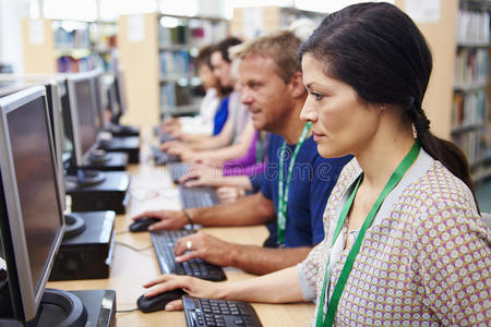 一群在计算机工作的成熟学生