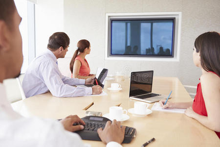 四个商人在会议室举行视频会议