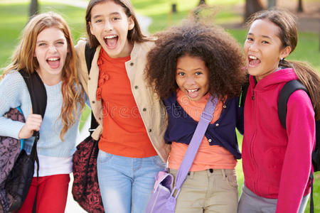 在公园里的女孩图片-在公园里的女孩素材-在公园里的女孩插画-摄图新