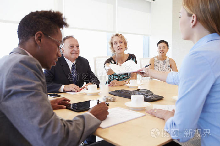 五个商人在会议室开会照片-正版商用图片1sw09j-摄图新视界