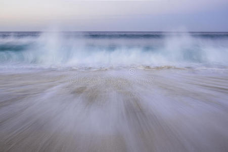 海浪拍岸