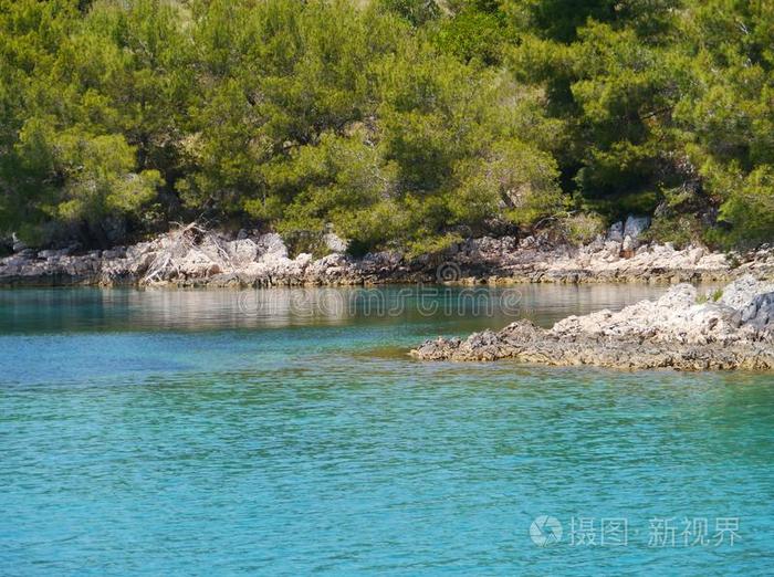 地中海克罗地亚的一个蓝色海湾