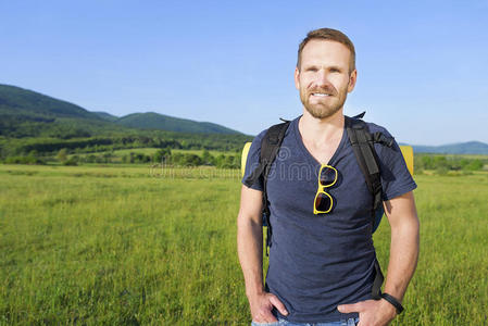 活动 乡村 山坡 背包客 爱好 徒步旅行 外部 小山 男人