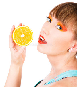 可爱的年轻女人带着橙色的水果