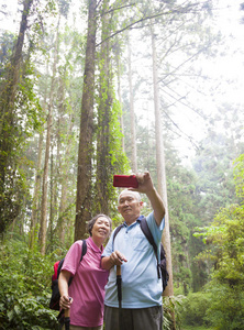 老年人 夫妇 徒步旅行者 健康 古老的 徒步旅行 家庭 闲暇