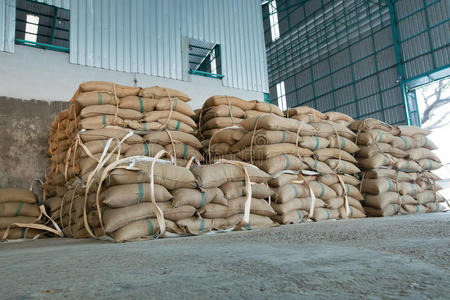 把麻袋大米堆起来越南不同种类的大米麻袋装大米把麻袋大米堆起来把