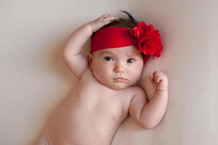 一个大的，红色的，花头带的女婴