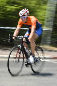 自行车骑手与橙色衬衫运动