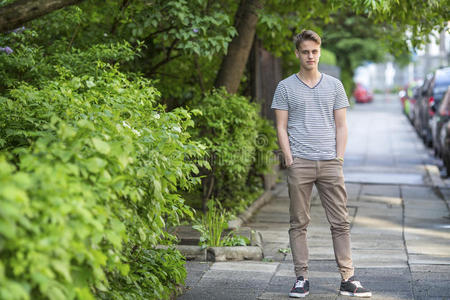 头发 时尚 成人 男人 高的 肖像 男孩 街道 赶时髦的人