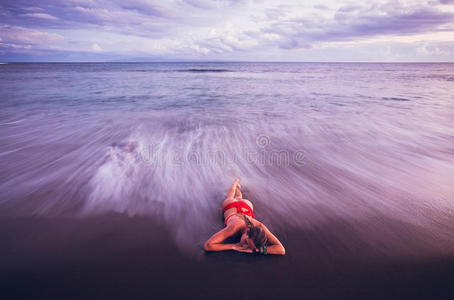 在热带海滩上放松的女人