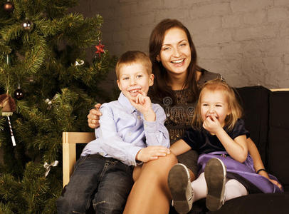 圣诞树上的快乐家庭