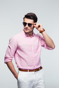 男人 学生 粉红色 流行的 离开 时尚 玻璃杯 口袋 商人