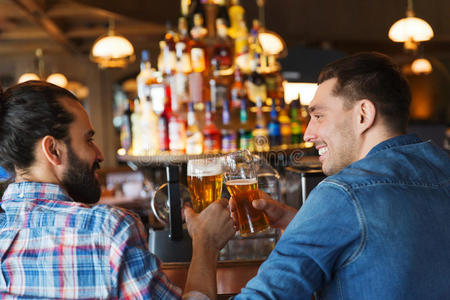 啤酒 玻璃杯 酒吧 在室内 伙计们 后面 友谊 通信 沟通