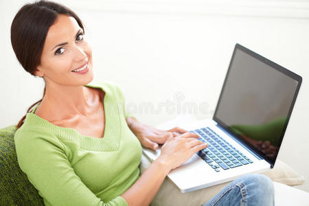 有吸引力的白种女人用笔记本电脑