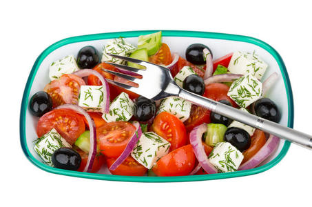 绿色塑料碗与希腊沙拉和叉子