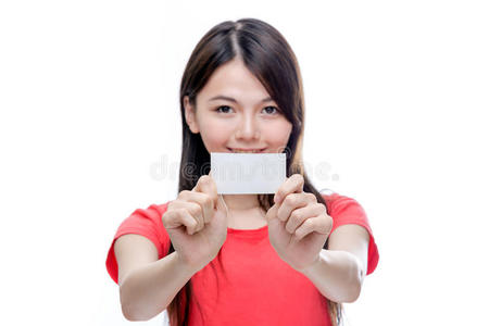 亚洲女人拿着空白的名片