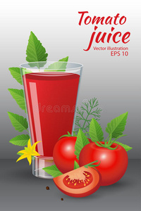 一杯美味的新鲜番茄汁，配上红色成熟的西红柿，绿色的番茄叶