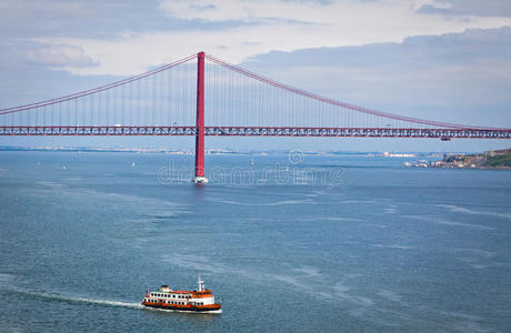 4月25日在葡萄牙里斯本塔格斯河上的桥梁