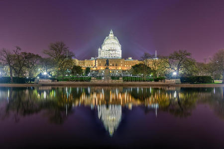 国会大厦夜间施工华盛顿特区。