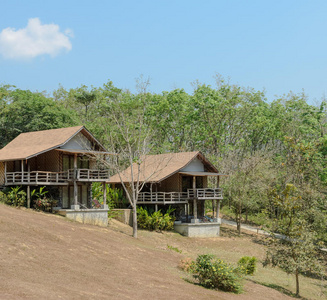 森林 自然 小屋 阳台 求助 夏天 平房 文化 小山 场景