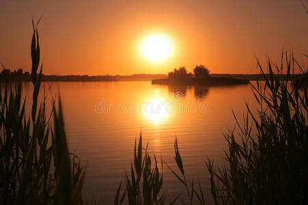 湖边的夕阳