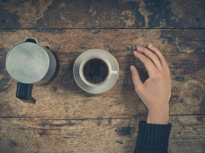 把一杯咖啡放在木头上