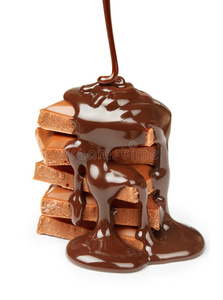 把巧克力糖浆倒在巧克力块上